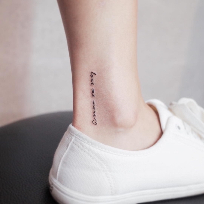 Tatuaggi piccoli significativi, tattoo con scritta sulla caviglia di una donna