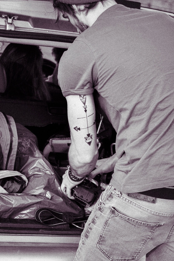Simbologia tatuaggi e un'idea di tattoo sul bicipite di un uomo con frecce e triangoli