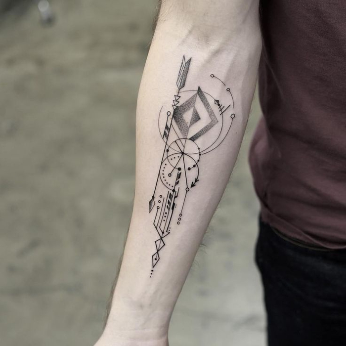Idee tatuaggi uomo e un disegno con forme geometriche sul braccio 