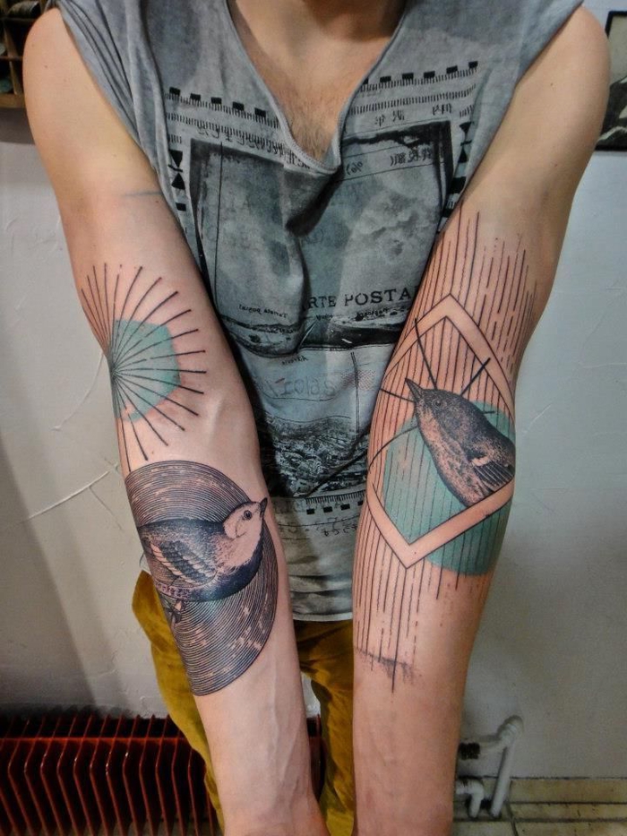 Simboli geometrici e un'idea per tattoo con uccelli sulle braccia di un uomo