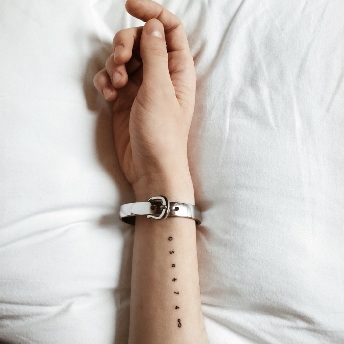 Piccoli tatuaggi femminili e un'idea con scritta sul polso della mano