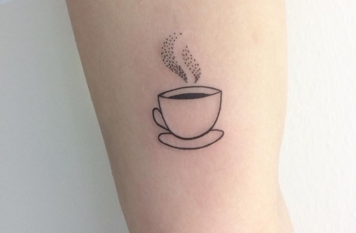 Idee per dei tatuaggi discreti e una proposta con il disegno di una tazzina da caffè 
