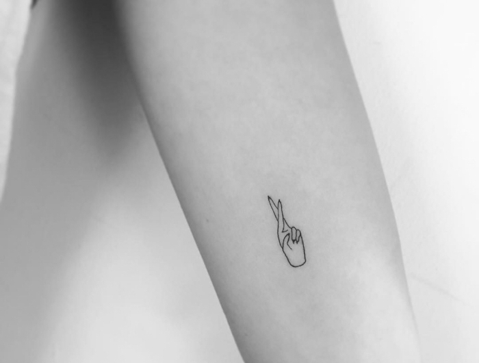 Tatuaggi piccoli femminili, tattoo con una mano e le dita incrociate 