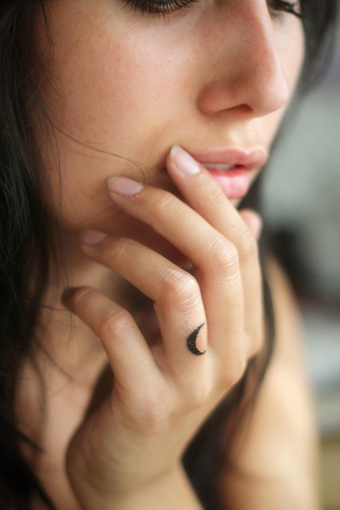 Idea per dei tatuaggi piccoli mani con una luna sul dito anulare di una donna