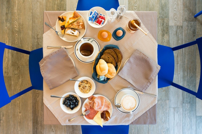Dieta nutrizionista esempio e un tavolo apparecchiato per la colazione