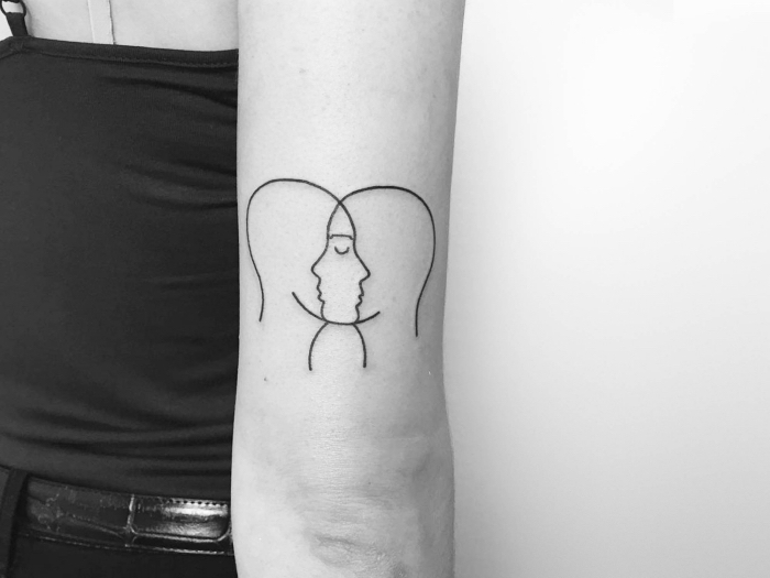 Tatuaggi piccoli particolari femminili, disegno tattoo viso sul braccio di una donna