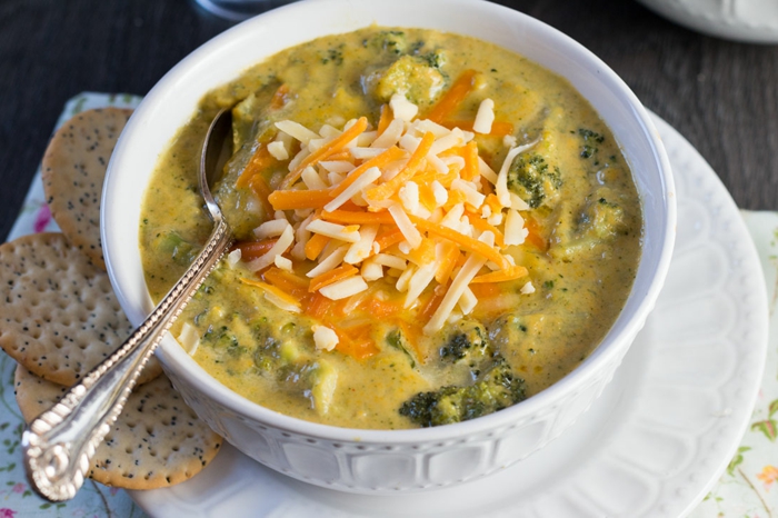 Dieta sana ed equilibrata con un piatto di zuppa di broccoli e verdure miste