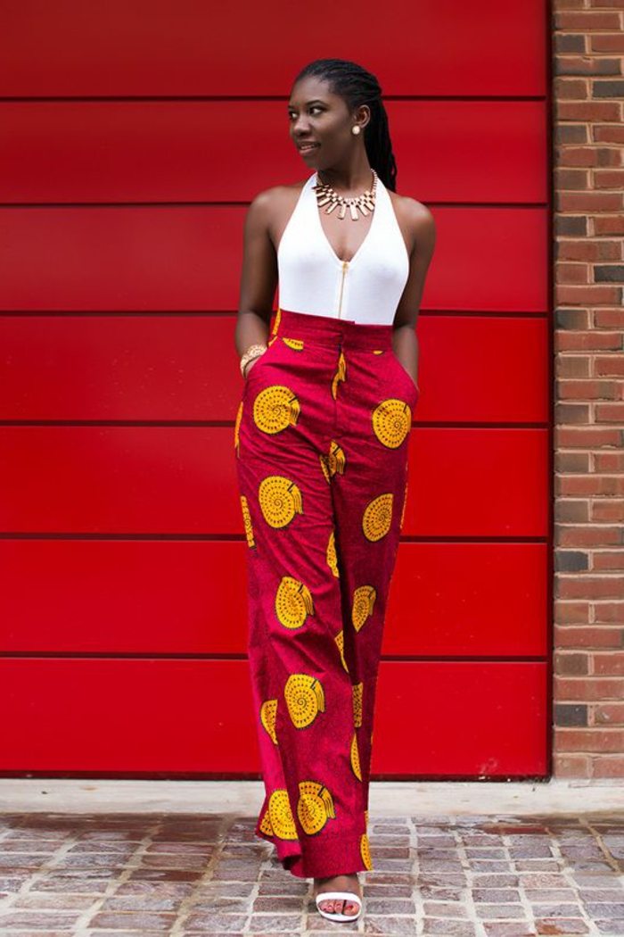 Stoffe africane e un'idea di abbigliamento con pantalone palazzo di colore rosso 