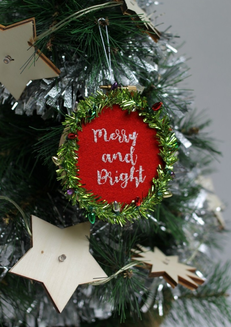 Creazioni di Natale fatte a mano, piccolo festone e filo di lucine con stelle di legno