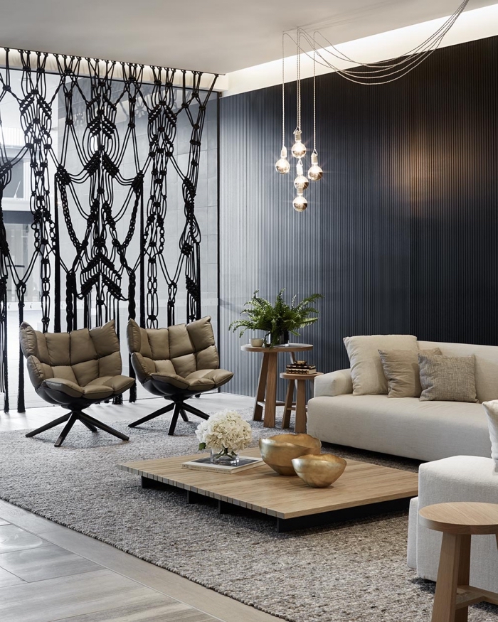 Salotto arredato con mobili dal design moderno e nodi macramè con corda nera