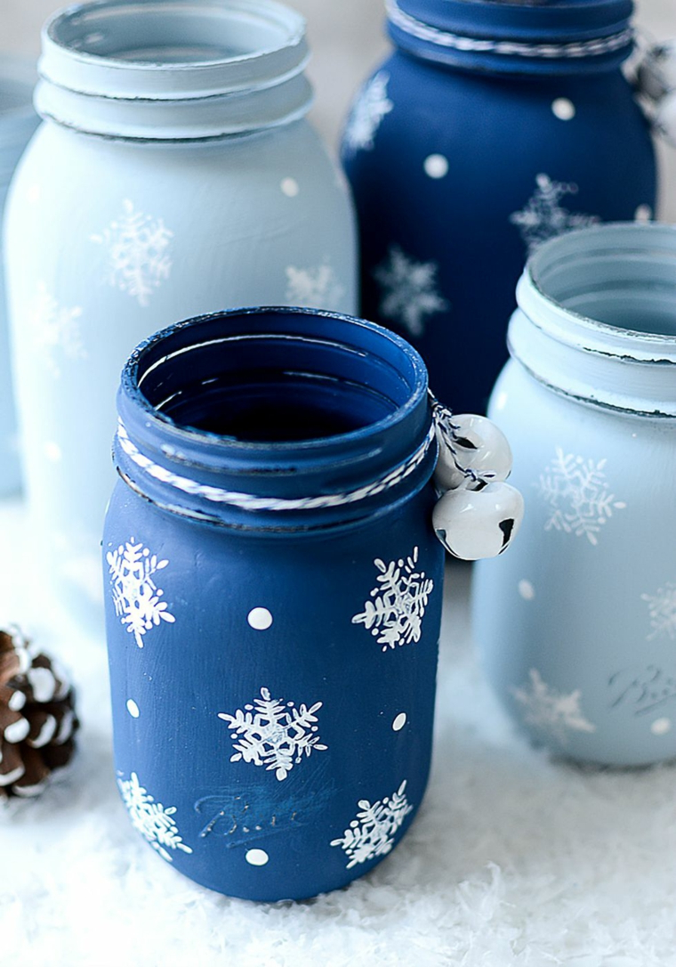 Idea per dei lavoretti creativi Natale con barattoli di vetro dipinti e decorati con fiocchi di neve