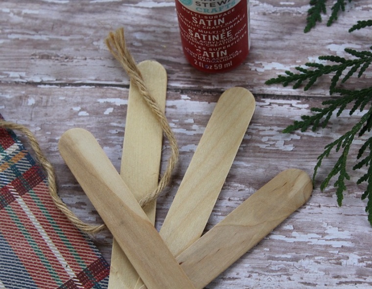 Idea per creare addobbi natalizi con dei bastoncini di legno e filo di canapa