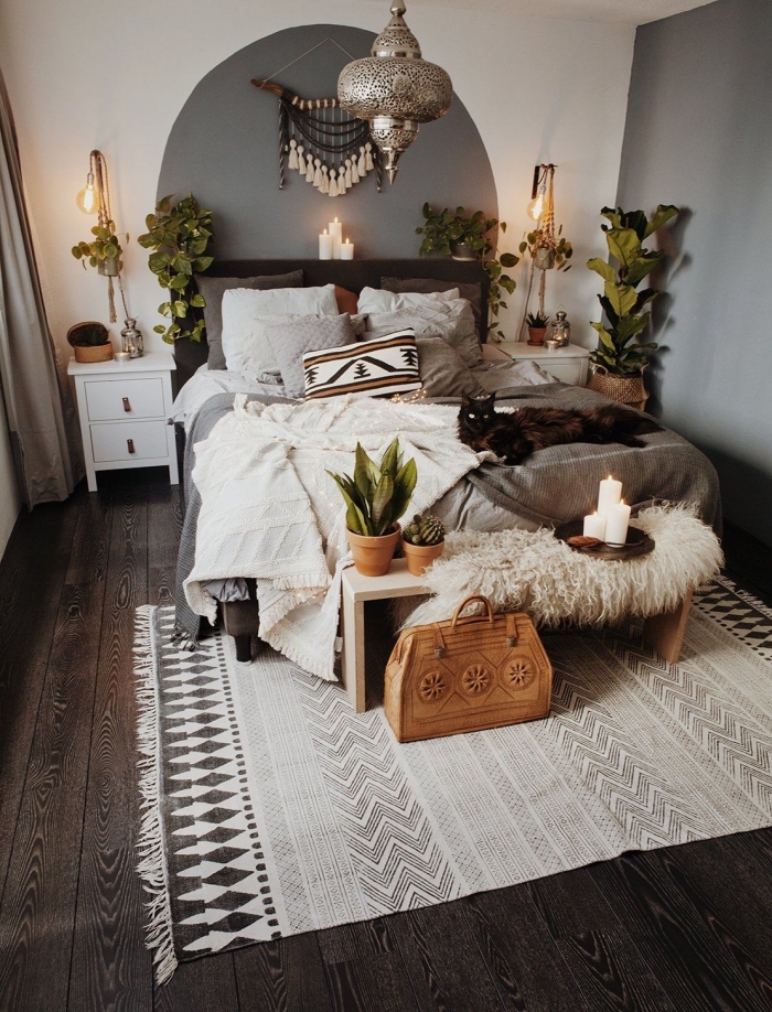 Camera da letto con una decorazione macramè appesa alla parete 