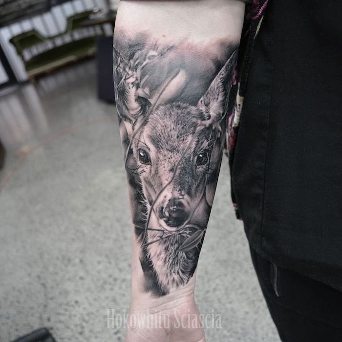 Avambraccio con un tattoo di animale, tatuaggi sulla spalla uomo 