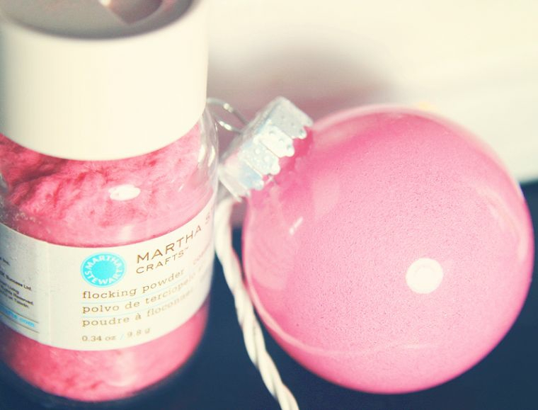 Creazioni natalizie con una sfera di plastica trasparente e sabbia rosa 