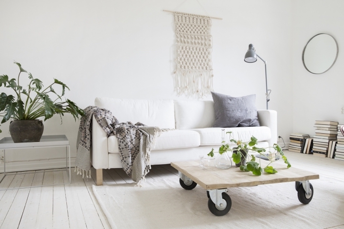 Macramè tutorial e un'idea per l'arredamento del soggiorno con un tavolino basso di legno con ruote