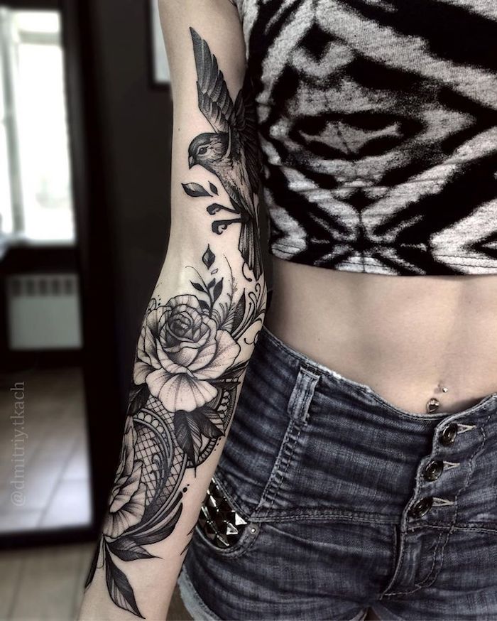 Idea per dei tatuaggi piccoli significativi per donna con disegno di fiori 