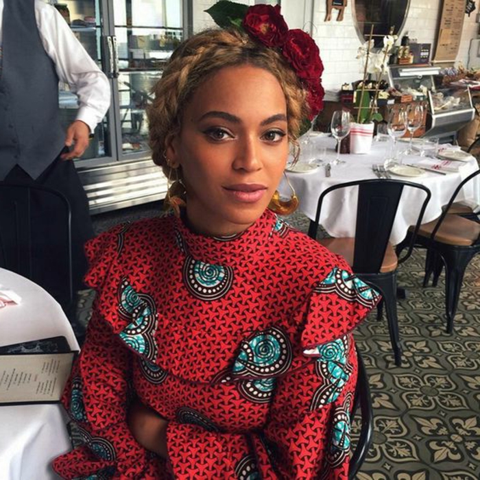 La cantante Beyoncé con un abito realizzato con stoffe africane di colore rosso