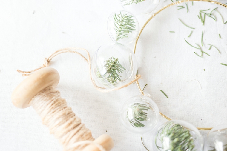 Attaccare anche il filo di canapa all'anello di sfere, creazioni di Natale fatte a mano