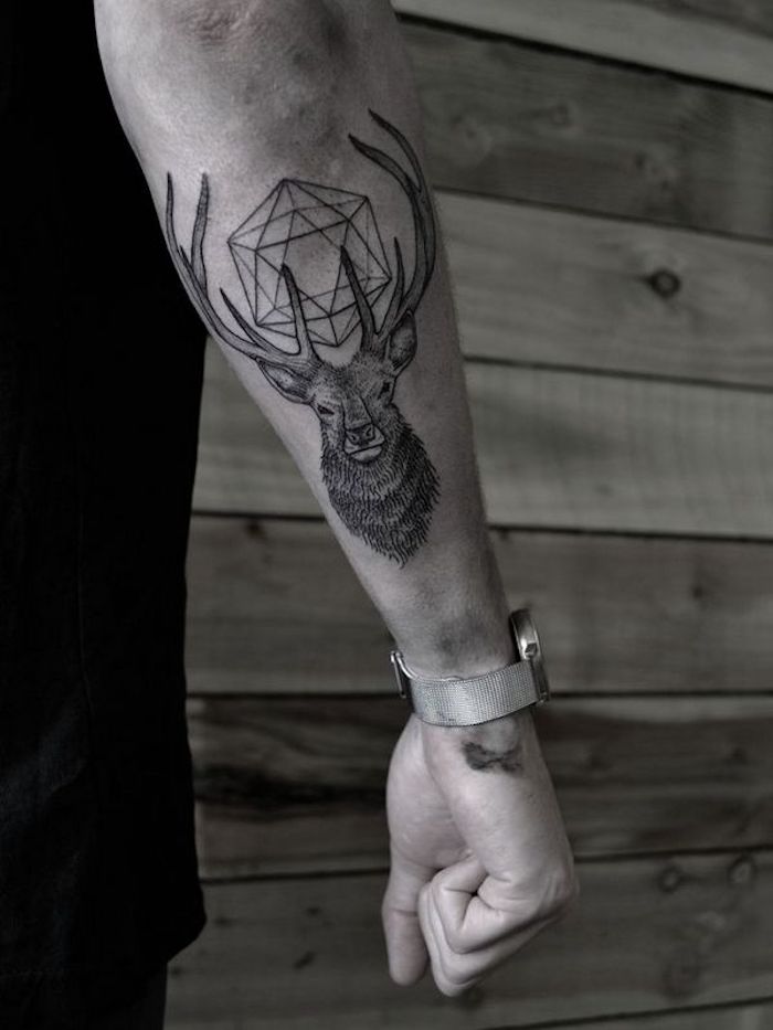 Idea per dei tatuaggi piccoli significativi e il disegno di un cerbiatto con forme geometriche