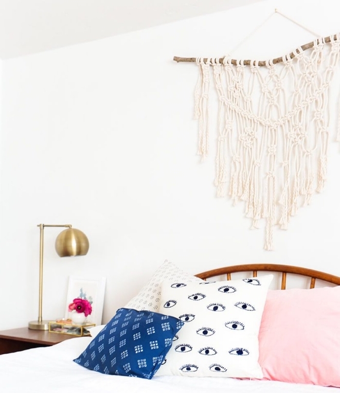 Camera da letto con una decorazione da parete boho di macramè 