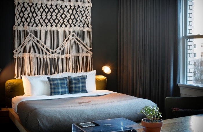Camera da letto arreda in stile moderno con un grande macramè e frange