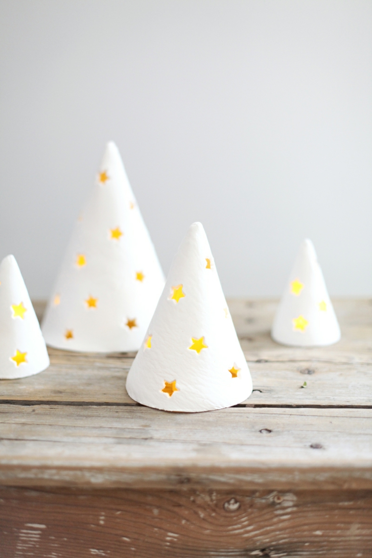 Lavoretti di Natale facili con lanterne a forma di cono con buchini stelle e candele all'interno