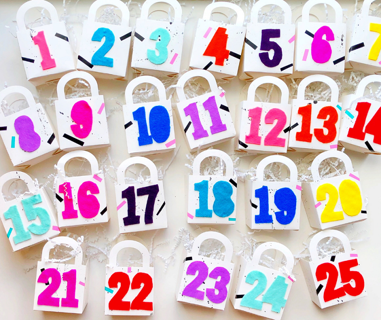 Addobbi natalizi fatti a mano, sacchettini di carta con numeri per un calendario dell'Avvento originale