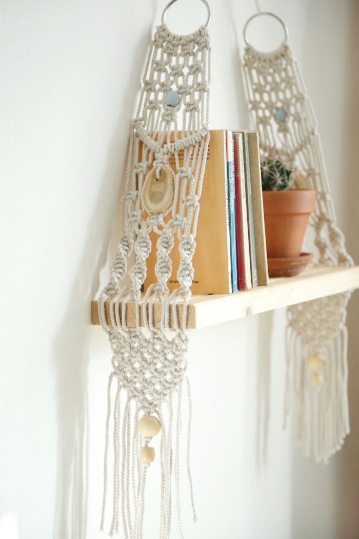 Idea per la decorazione delle mensole di legno son un sostegno di corde intrecciate