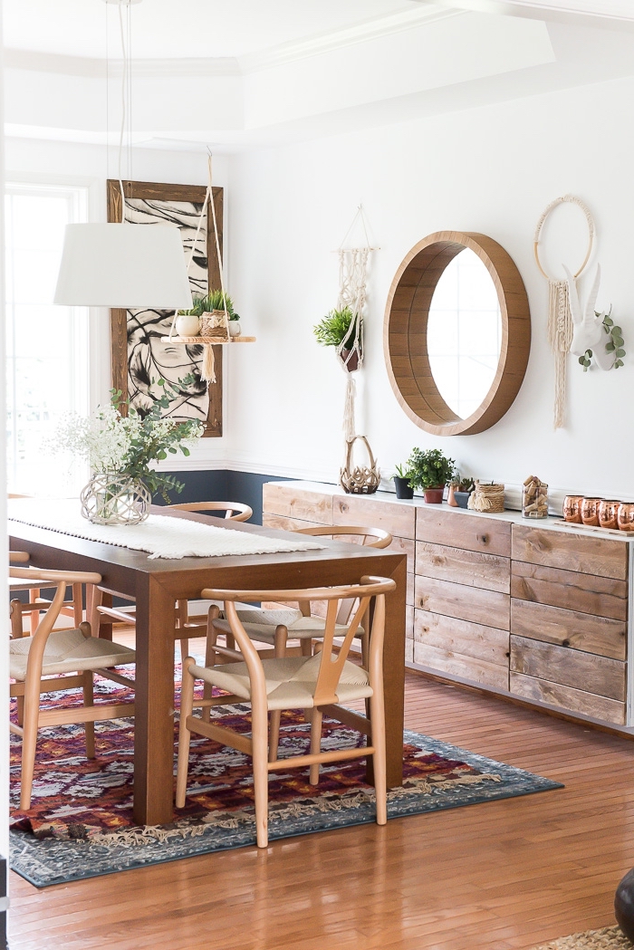 Una sala da pranzo con mobili in legno e decorazioni da parete con corda 