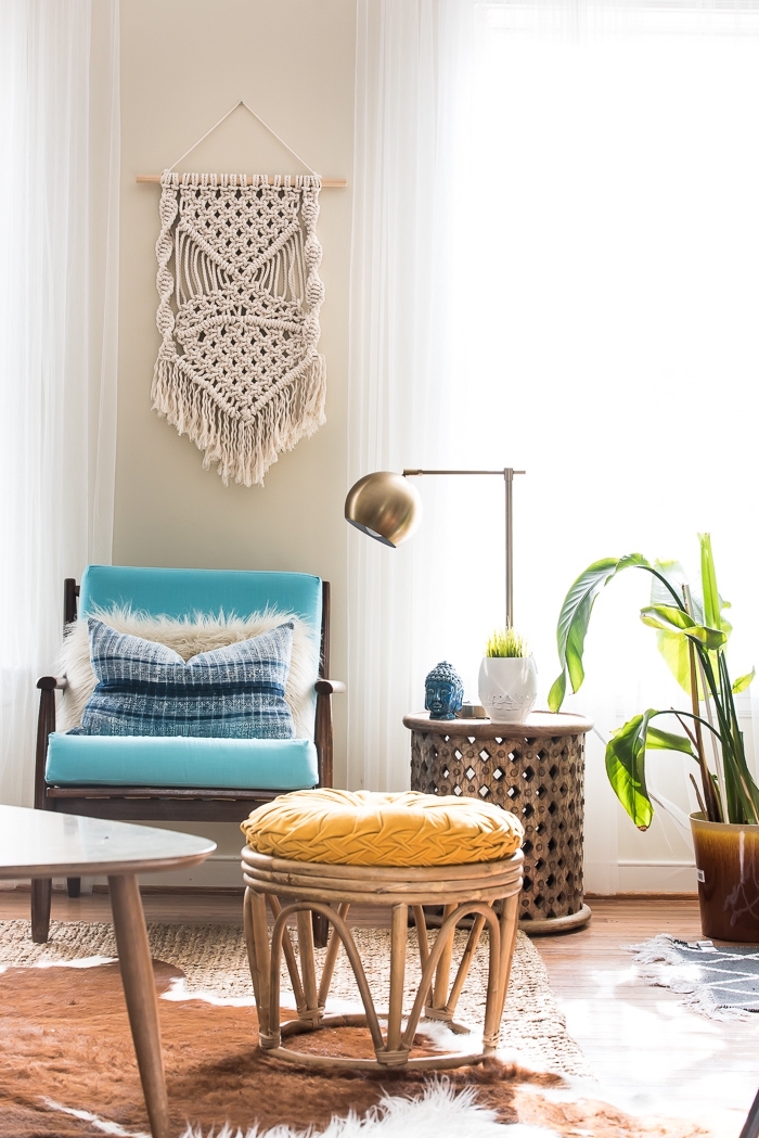 Merletti e pizzi in un soggiorno con mobili in legno e decorazione con piante 