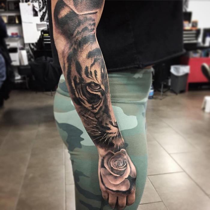 Tatuaggi avambraccio e un'idea per tattoo femminile con una tigre e rosa 