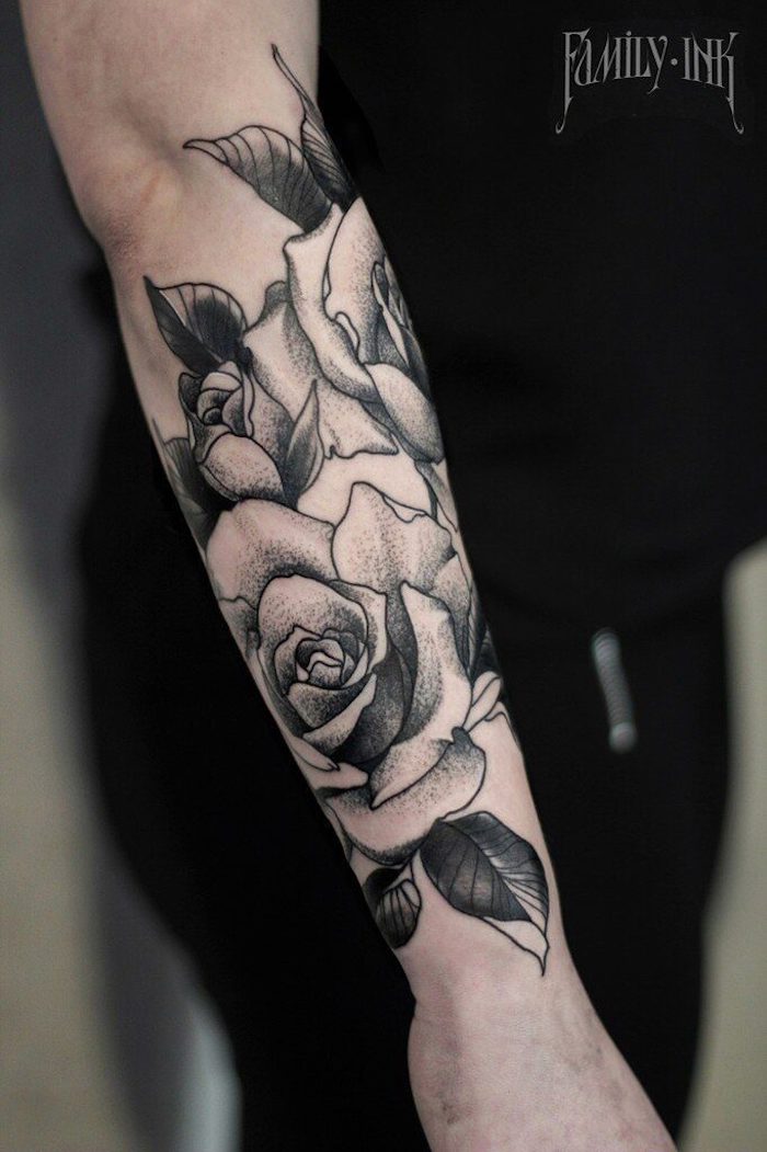 Idea per dei tatuaggi uomo con motivi floreali e petali di fiori 
