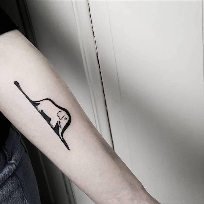 Tatuaggio avambraccio di una donna con il disegno un piccolo elefante 