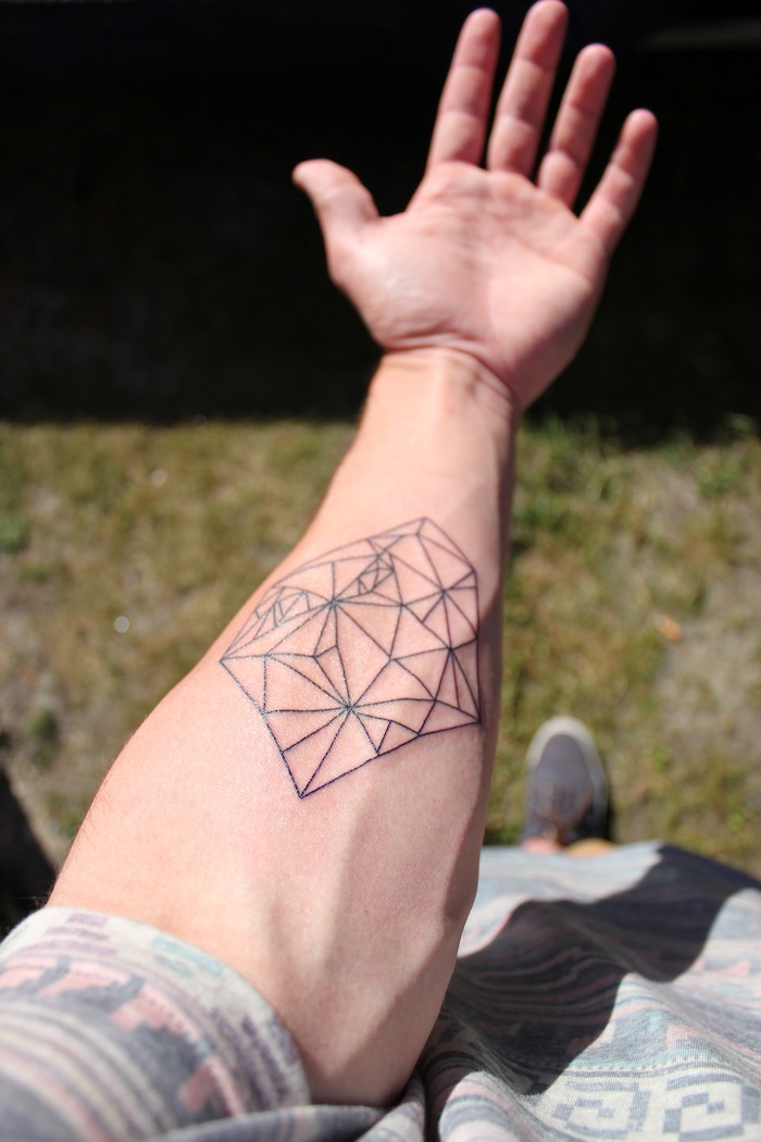 Tatuaggi piccoli significativi sull'avambraccio con forme geometriche semplici