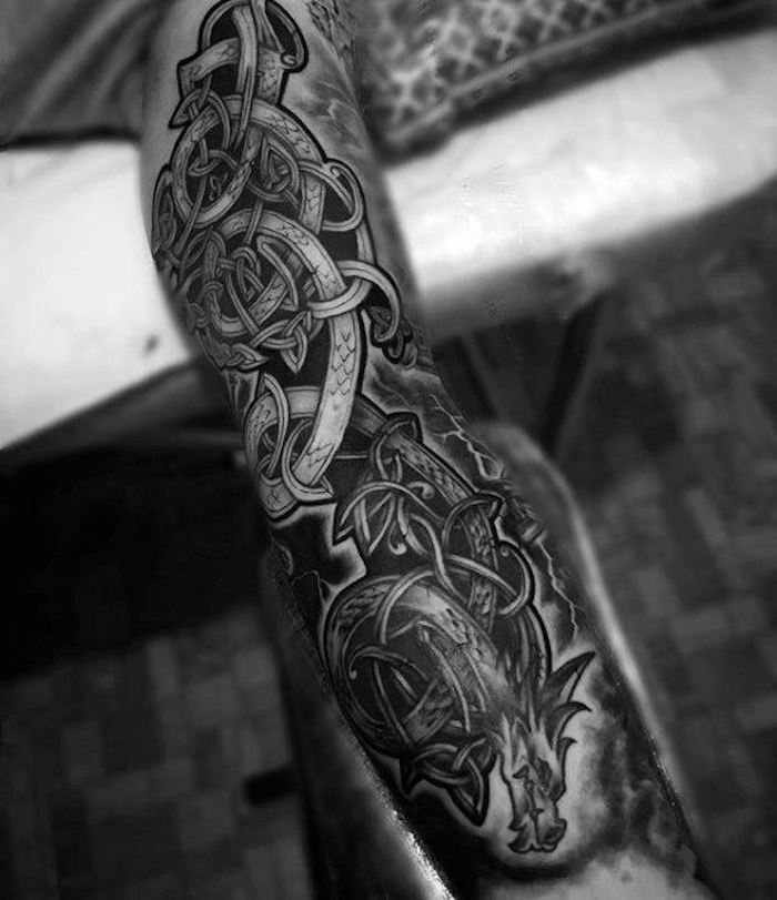 Idea per dei tatuaggi sulla spalla uomo con grande tattoo di un drago e serpente 