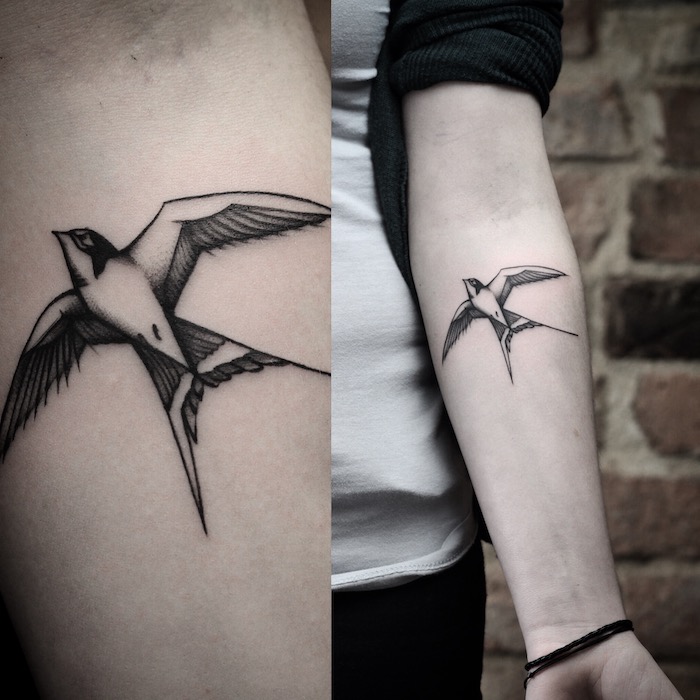 Tattoo avambraccio con il disegno di una rondine che vola 