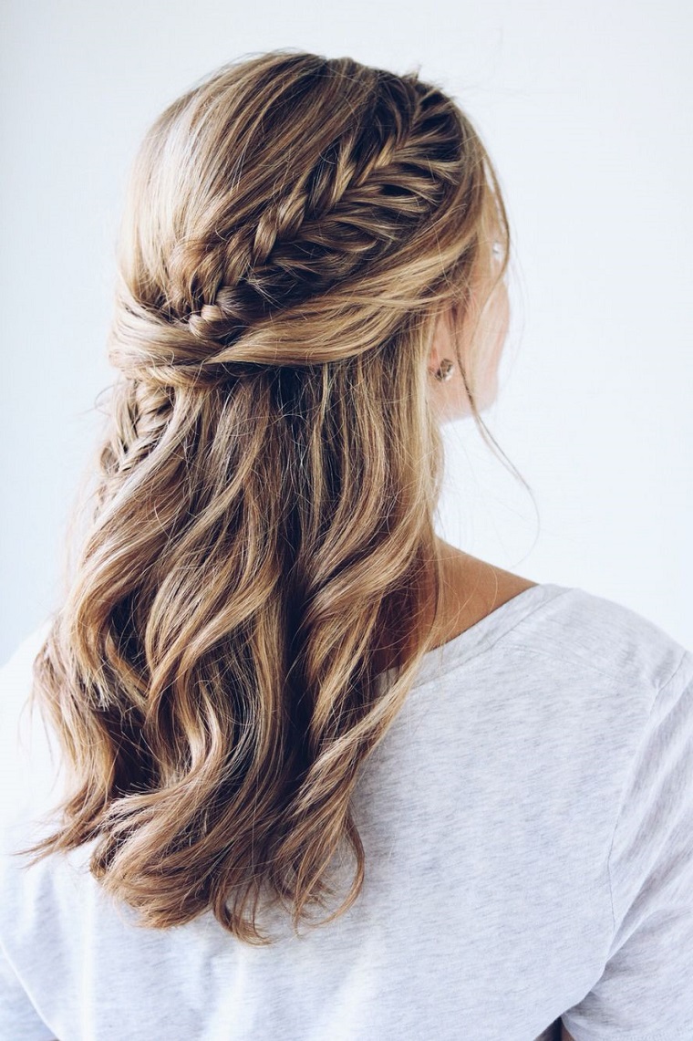 Capelli mossi lunghi e un'idea con pettinatura e treccia laterale