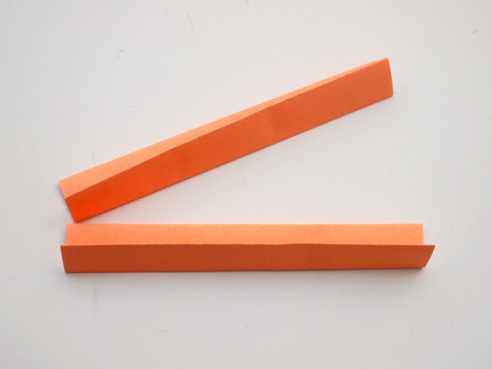 Lavoretti creativi per bambini con dei pezzettini di carta di colore arancione
