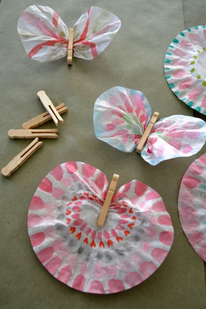 Lavoretti creativi e un'idea con farfalle di cartoncini e mollette di legno