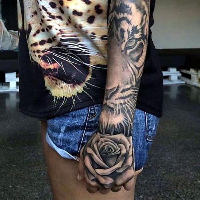 Tatuaggi braccio donne con disegni di rose e una tigre molto grande