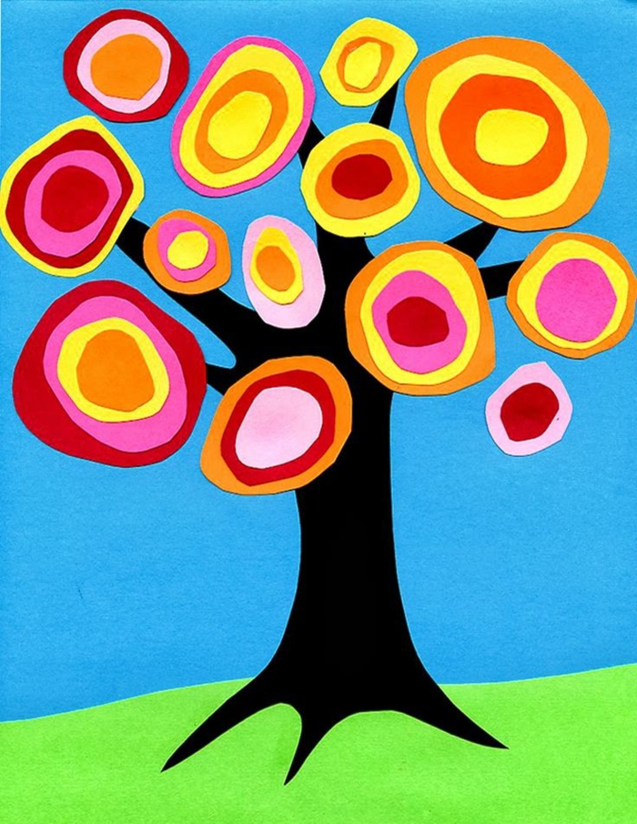 Un'idea per dei lavoretti per bambini facili con un albero di carta e cerchi colorati