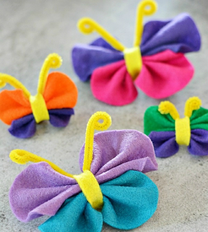 Lavoretti per bambini facili con dei pezzi di feltro colorati come farfalle