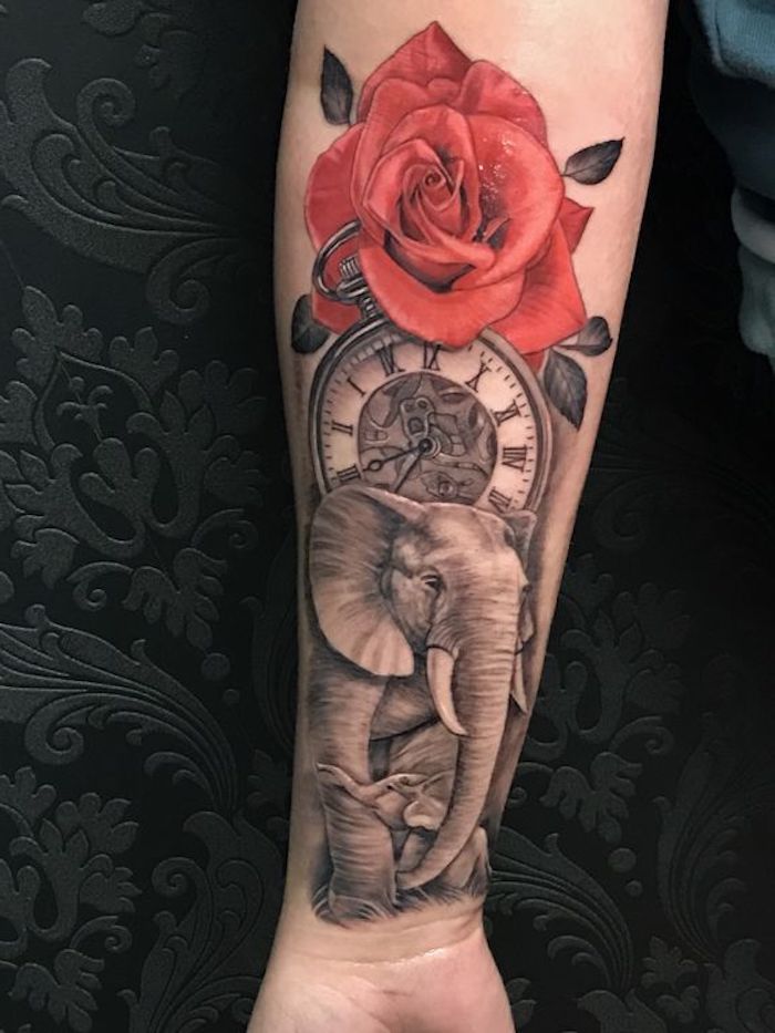 Idea per dei tatuaggi piccoli sull'avambraccio da donna, disegno di una rosa rossa e un elefante