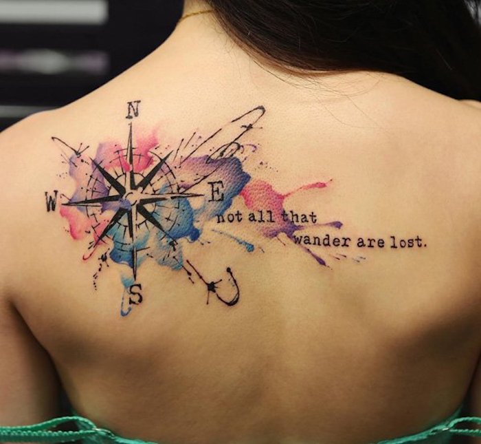 Idea per dei tatuaggi piccoli particolari femminili sulla schiena con disegno di una bussola e scritta