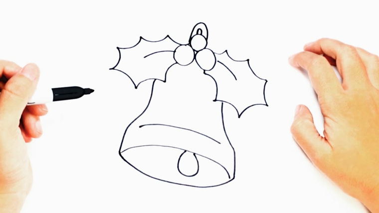 Uomo che disegna una campanella, pennarello nero in mano, disegno natalizio 