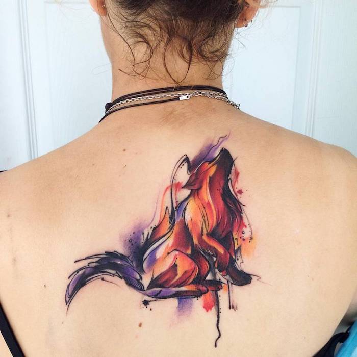 Idea per dei disegni tatuaggi colorati, tattoo di un cane sulla schiena di una donna