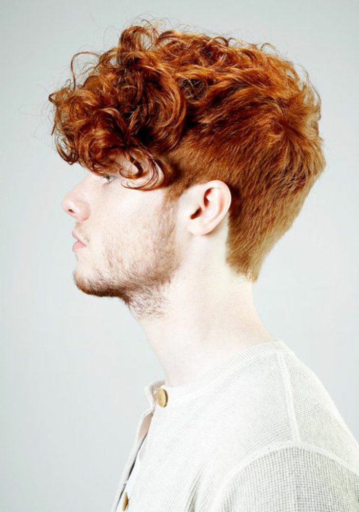 Idea per un taglio capelli uomo corto ai lati e ricci lunghi in alto di colore rosso 
