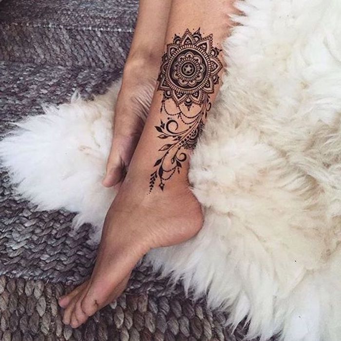 Tattoo con motivi mandala sulla caviglia di una donna 