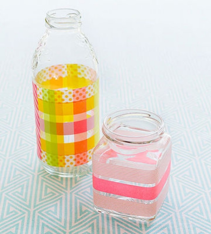 Barattolo di vetro e bottiglia decorati con nastri colorati washi tape